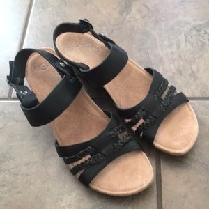 UGG black leather shoes 8.5 new no box